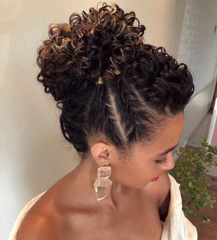 Inspirações de penteados para casamentos ao ar livre com cabelo cacheado