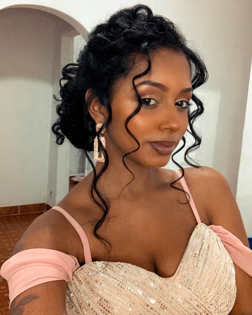 Como escolher o penteado cacheado ideal para seu tipo de rosto no casamento