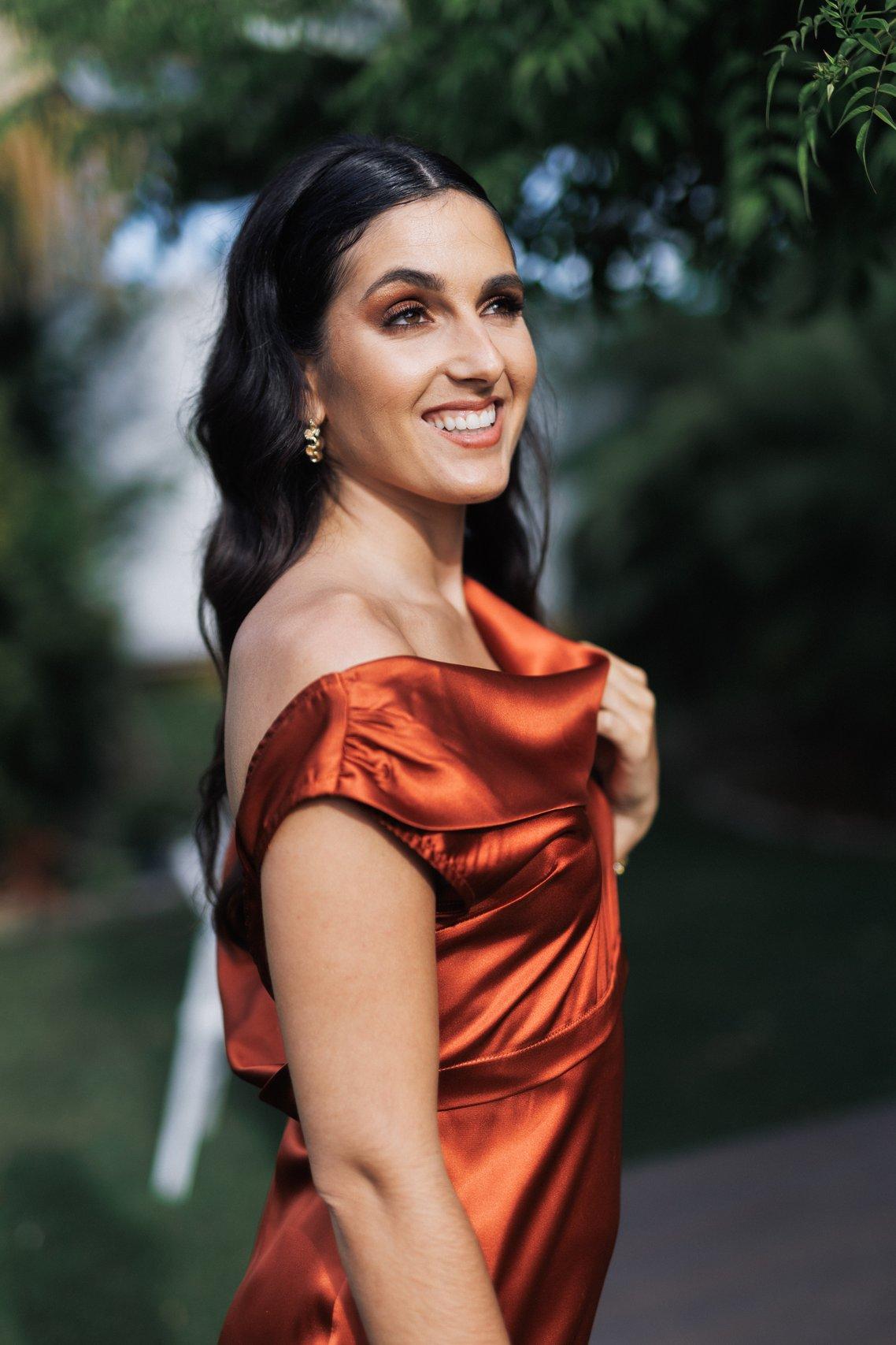 penteado coque baixo desconstruído para convidada