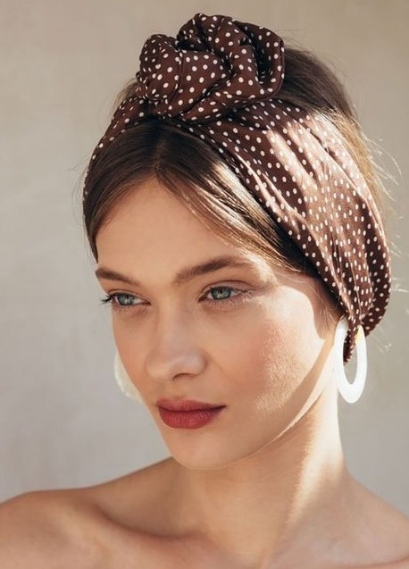 Penteados para Cabelos Crespos e Cacheados: Frescor e Estilo no Verão