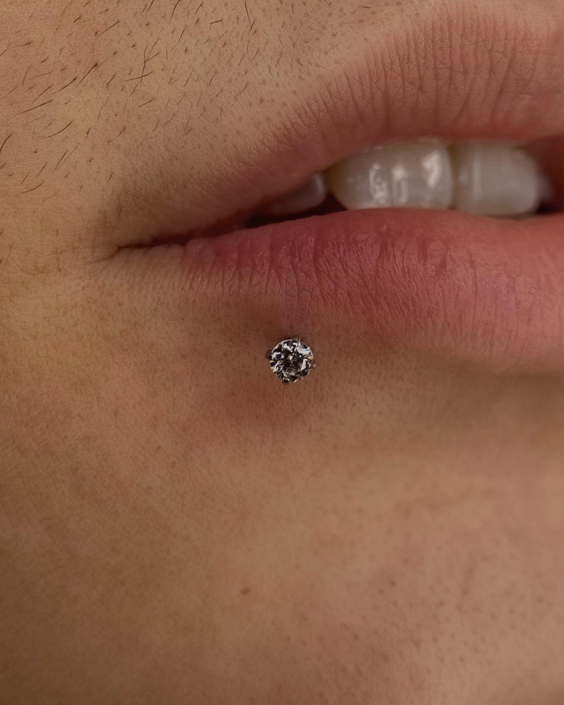 Escolhendo a Joia Perfeita para Seu Piercing Labret: Materiais e Estilos
