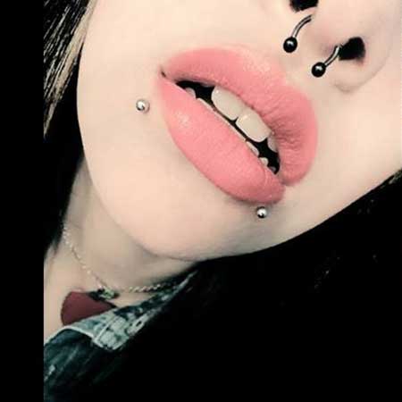 Escolhendo a Joia Perfeita para Seu Piercing Labret: Materiais e Estilos