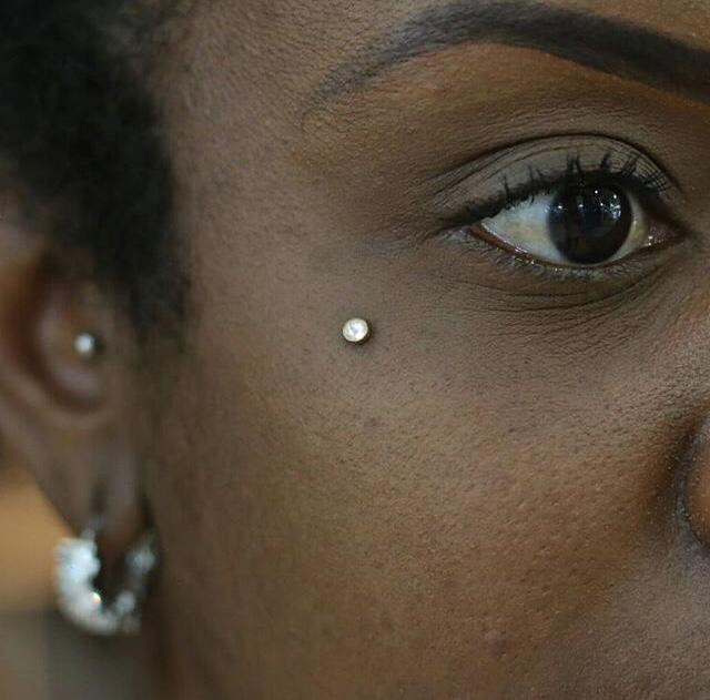 Microdermal vs. Anti-eyebrow: Qual escolher para o seu rosto?