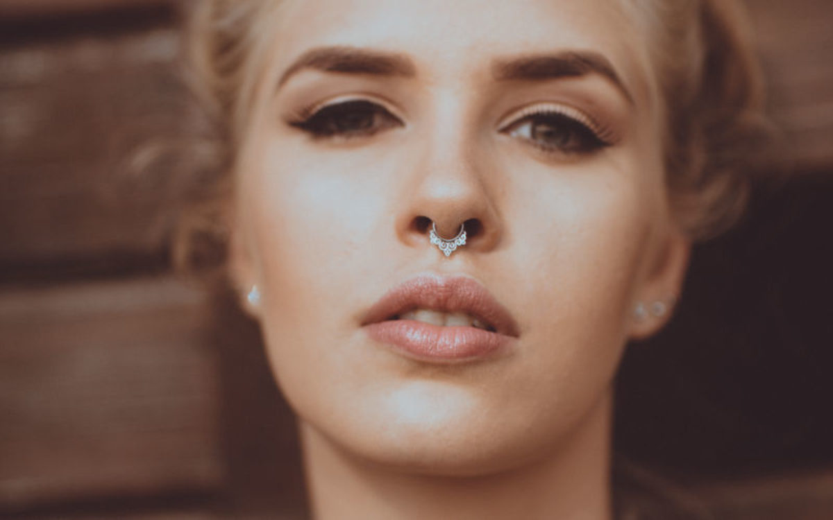Riscos e complicações comuns em piercings faciais