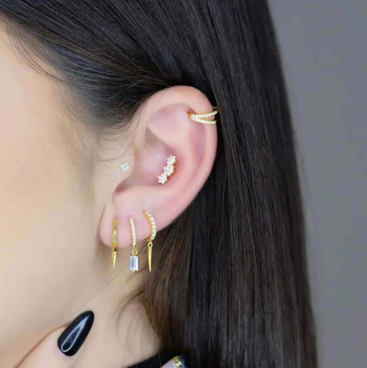 Tendências de Piercings para Orelha: Curated Ear e Trio de Australianos em Destaque
