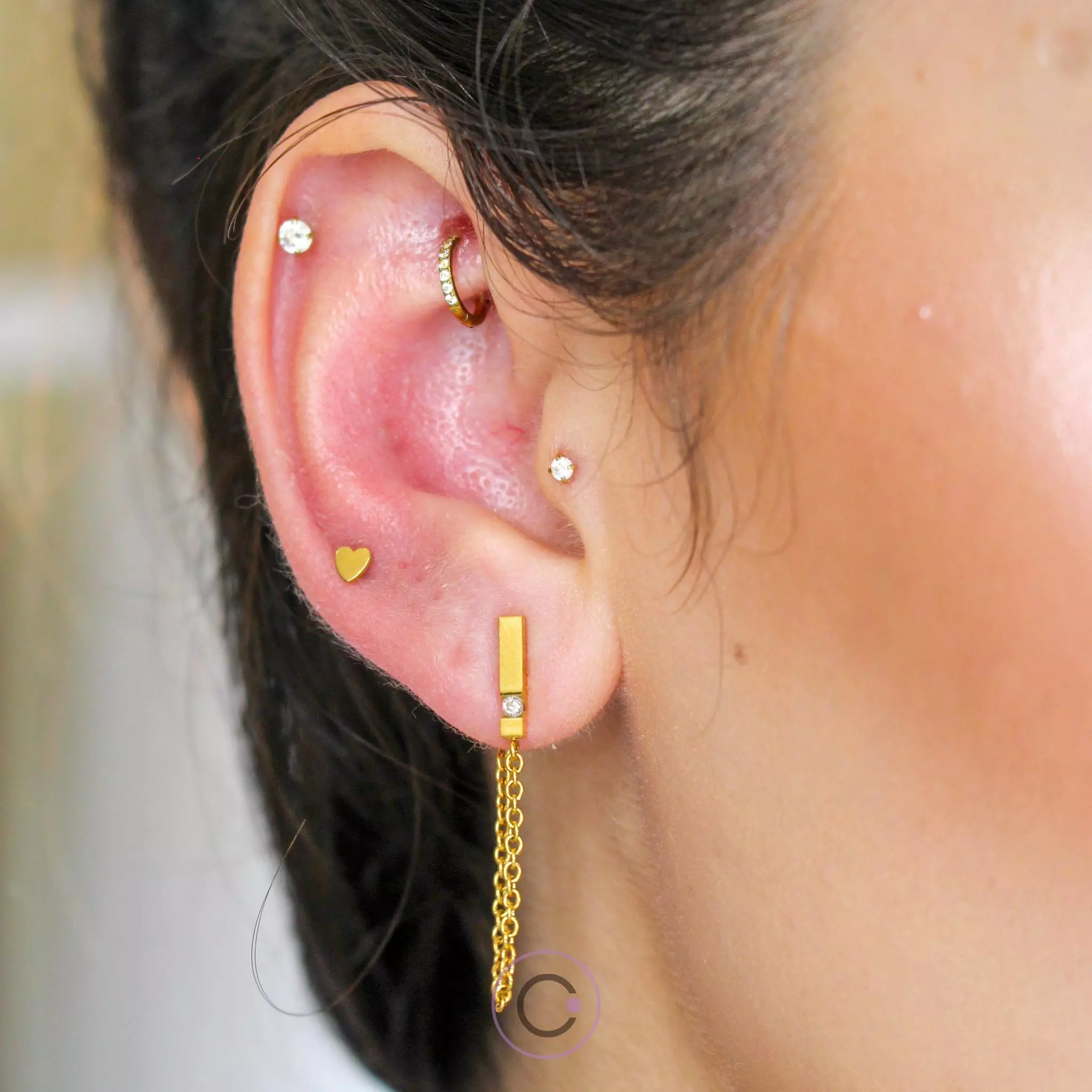 Materiais Ideais para Piercings na Orelha: Titânio vs. Aço Cirúrgico