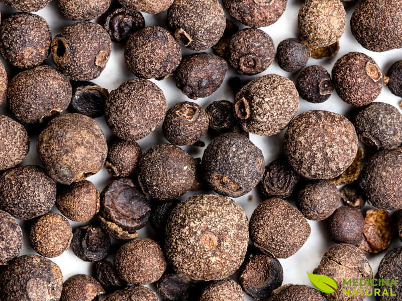 Como Fazer Chá de Pimenta-da-Jamaica para Alívio Digestivo