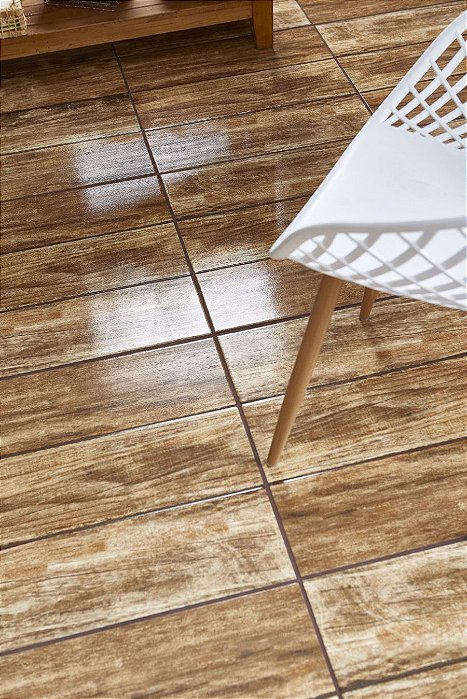 piso cerâmico marrom acetinado