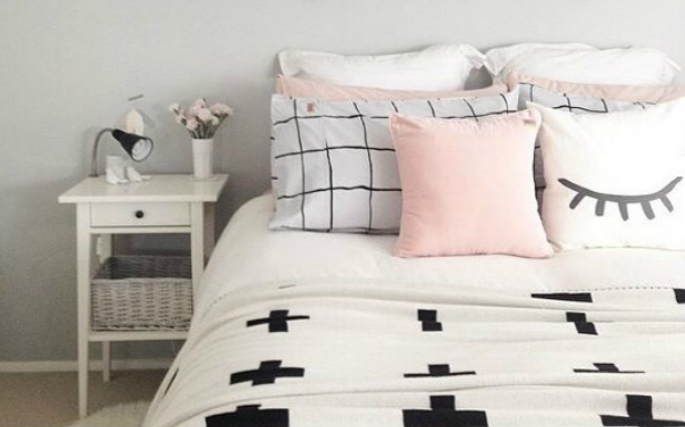 Os benefícios de ouvir música enquanto limpa a casa