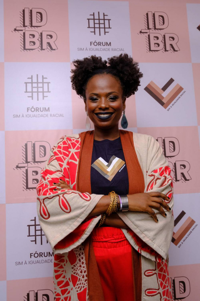 1. O que são vocalizações copulatórias? 2. Gemidos: um sinal de prazer ou performance? 3. Fatores fisiológicos por trás dos gemidos. 4. A influência da mídia nos gemidos sexuais. 5. Quando o silêncio na cama não é um problema.