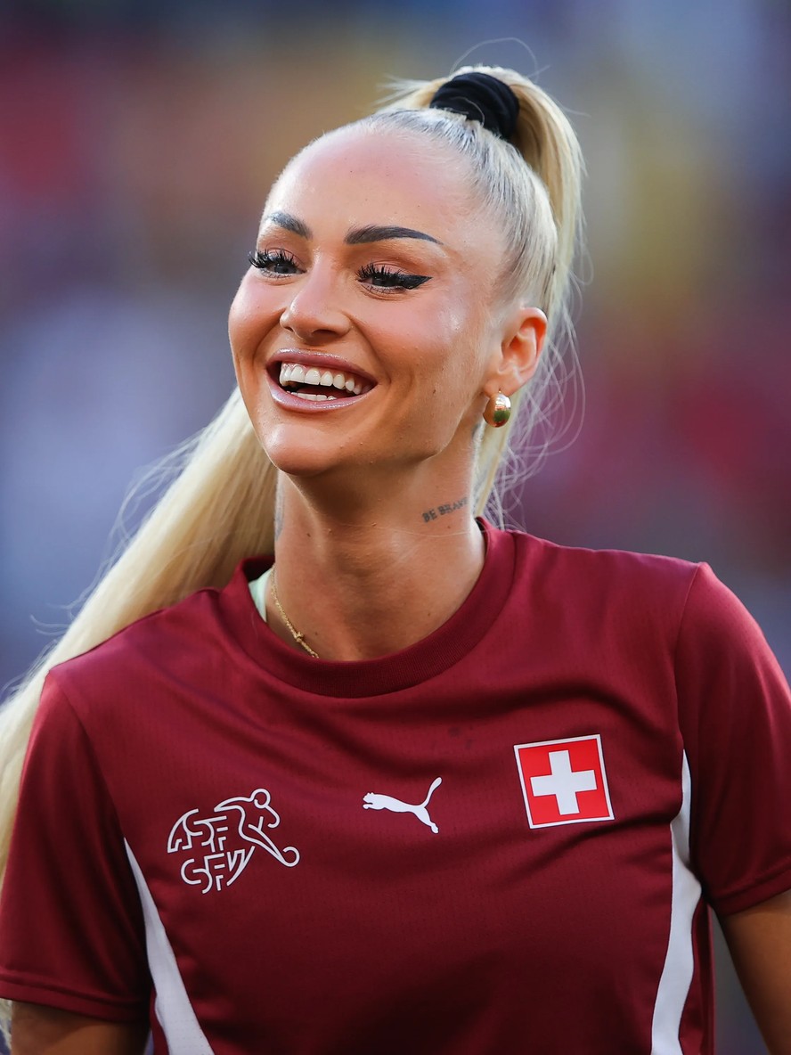 1. O que são vocalizações copulatórias? 2. Gemidos: um sinal de prazer ou performance? 3. Fatores fisiológicos por trás dos gemidos. 4. A influência da mídia nos gemidos sexuais. 5. Quando o silêncio na cama não é um problema.