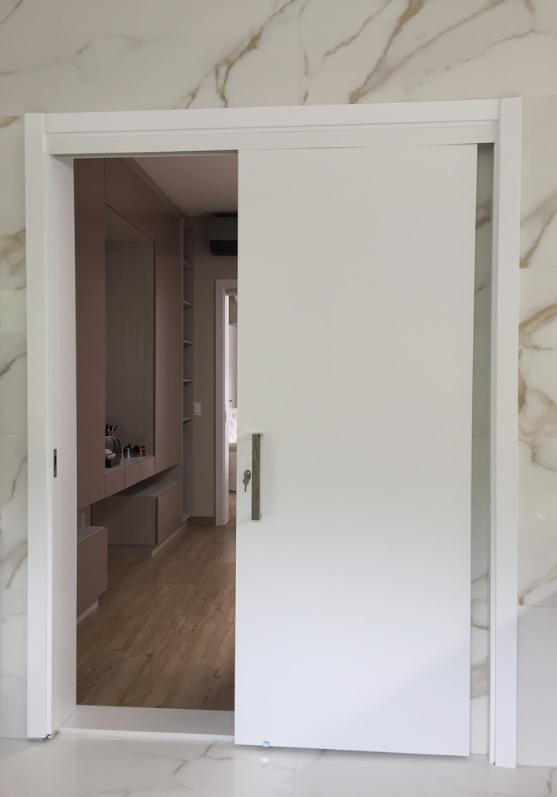 porta de correr para quarto de casal com suíte