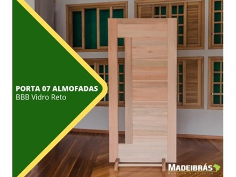 porta de madeira com acabamento natural