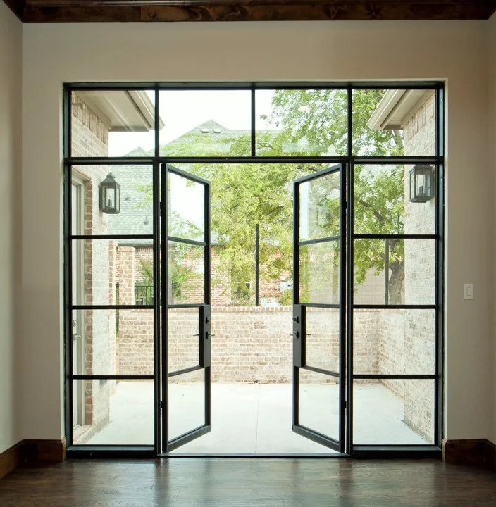 Porta francesa com dobradiças ocultas