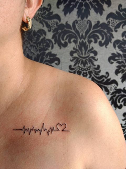 tatuagem peito feminina fineline vs traço grosso