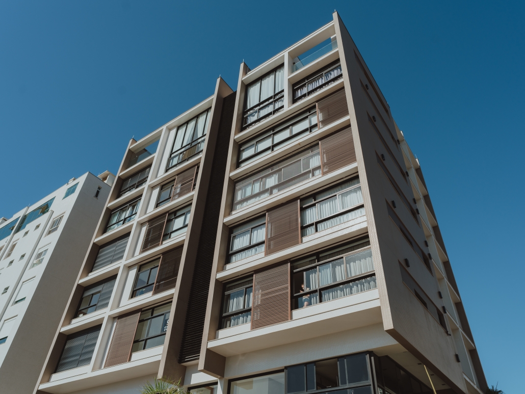 Quais são os principais elementos de uma fachada