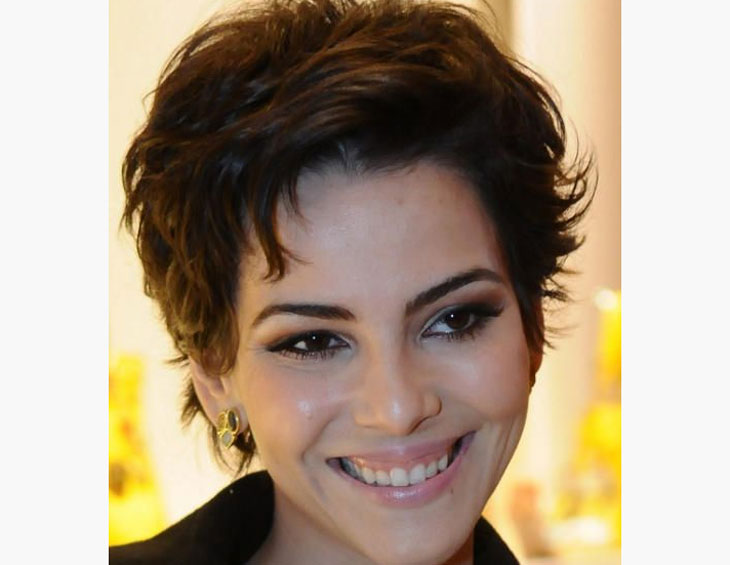 5 Ideias de Títulos para Posts sobre Cortes de Cabelo Ondulado:
1. Descubra o Corte Perfeito para Valorizar Suas Ondas Naturais
2. Long Bob Ondulado: O Clássico que Transforma seu Visual
3. Camadas e Repicados: A Chave para um Cabelo Ondulado com Movimento
4. Shaggy Hair e Cortes Arredondados: Abrace o Volume do seu Cabelo Ondulado
5. Dicas Essenciais: Como Escolher e Finalizar seu Corte para Cabelos Ondulados