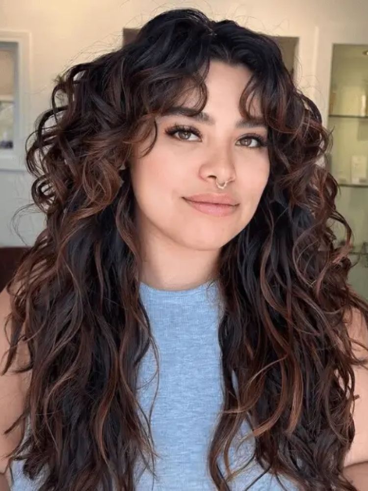 5 Ideias de Títulos para Posts sobre Cortes de Cabelo Ondulado:
1. Descubra o Corte Perfeito para Valorizar Suas Ondas Naturais
2. Long Bob Ondulado: O Clássico que Transforma seu Visual
3. Camadas e Repicados: A Chave para um Cabelo Ondulado com Movimento
4. Shaggy Hair e Cortes Arredondados: Abrace o Volume do seu Cabelo Ondulado
5. Dicas Essenciais: Como Escolher e Finalizar seu Corte para Cabelos Ondulados