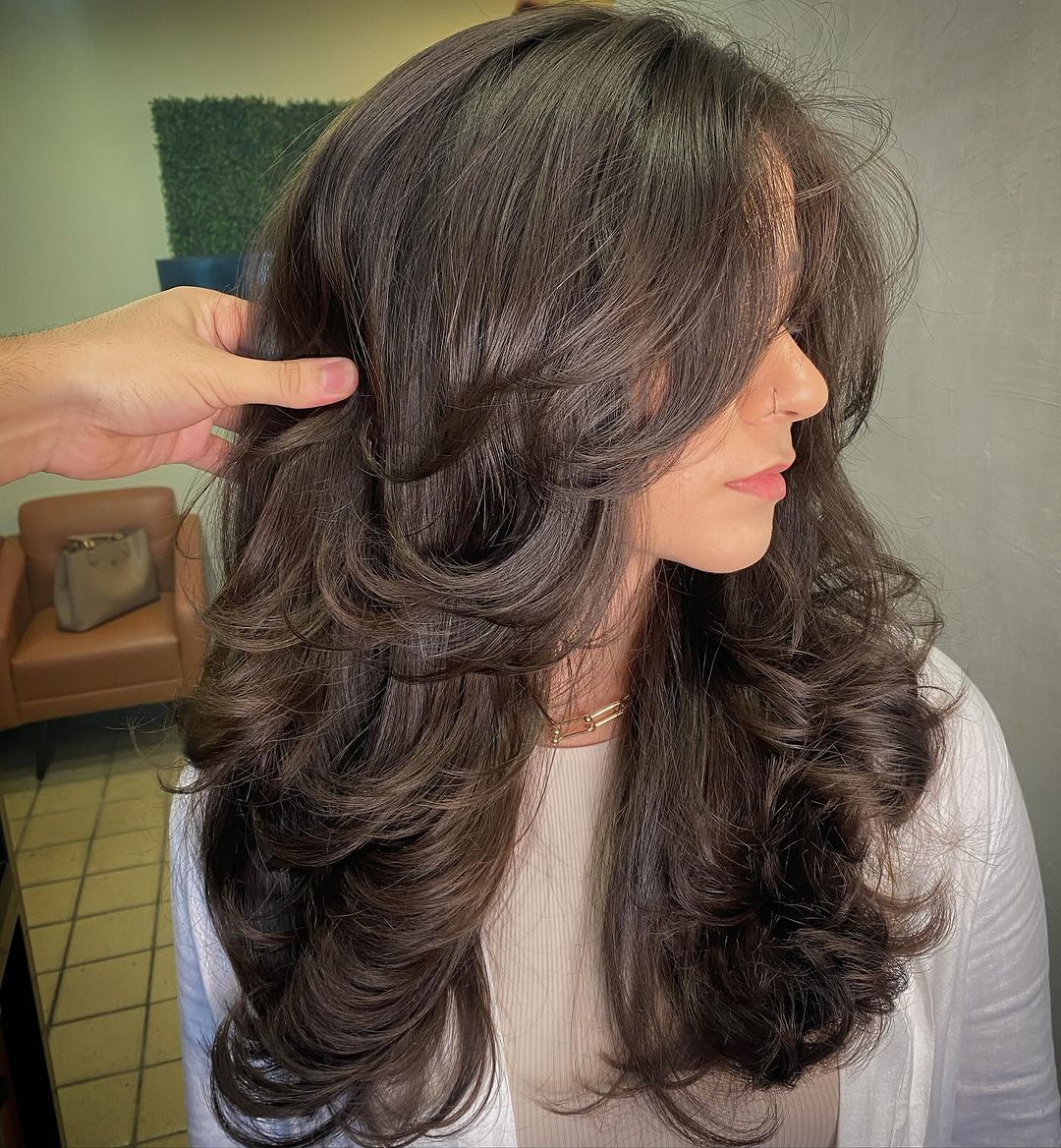 5 Ideias de Títulos para Posts sobre Cortes de Cabelo Ondulado:
1. Descubra o Corte Perfeito para Valorizar Suas Ondas Naturais
2. Long Bob Ondulado: O Clássico que Transforma seu Visual
3. Camadas e Repicados: A Chave para um Cabelo Ondulado com Movimento
4. Shaggy Hair e Cortes Arredondados: Abrace o Volume do seu Cabelo Ondulado
5. Dicas Essenciais: Como Escolher e Finalizar seu Corte para Cabelos Ondulados