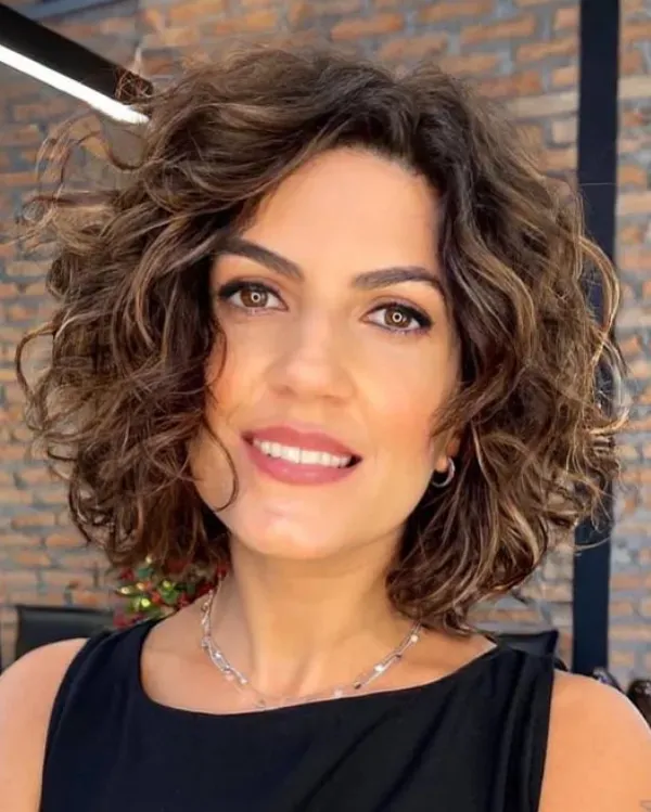 5 Ideias de Títulos para Posts sobre Cortes de Cabelo Ondulado:
1. Descubra o Corte Perfeito para Valorizar Suas Ondas Naturais
2. Long Bob Ondulado: O Clássico que Transforma seu Visual
3. Camadas e Repicados: A Chave para um Cabelo Ondulado com Movimento
4. Shaggy Hair e Cortes Arredondados: Abrace o Volume do seu Cabelo Ondulado
5. Dicas Essenciais: Como Escolher e Finalizar seu Corte para Cabelos Ondulados