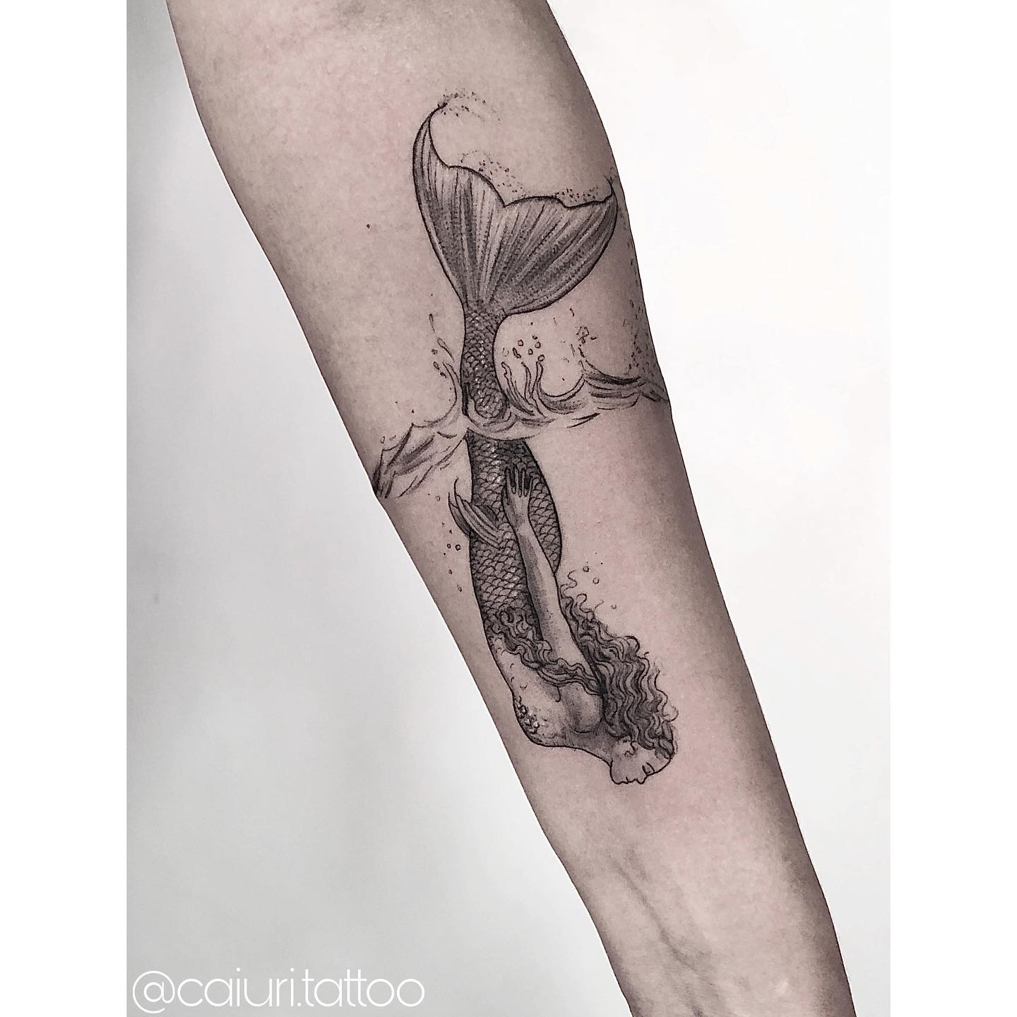 Tatuagem de Sereia: Escolhendo o Estilo Perfeito (Old School, Realismo e Mais)