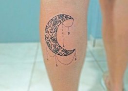 5 ideias de títulos:
1. Tatuagem de Lua: Desvendando os Significados por Trás de Cada Fase
2. Sol e Lua: O Equilíbrio Perfeito em Tatuagens de Dualidade
3. Lua Tríplice: O Poder da Deusa e o Ciclo Feminino na Pele
4. Tatuagens de Lua e Mar: Serenidade e Liberdade Gravadas
5. Tatuagem de Lua Nova: Simbolizando Novos Começos e Potencial