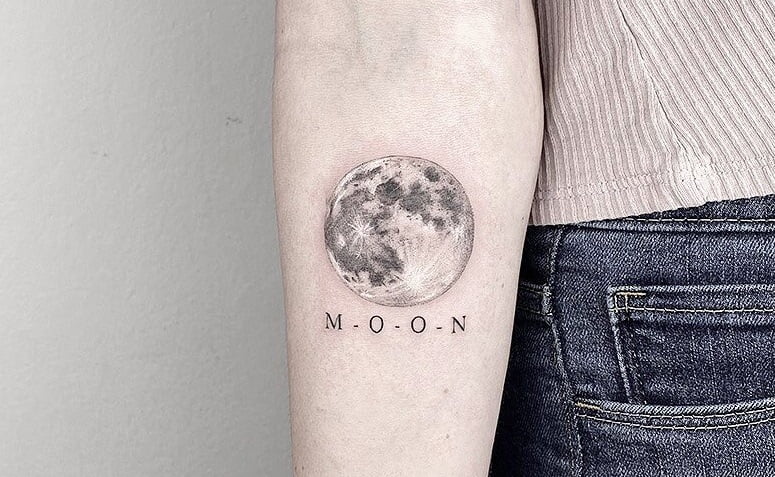 5 ideias de títulos:
1. Tatuagem de Lua: Desvendando os Significados por Trás de Cada Fase
2. Sol e Lua: O Equilíbrio Perfeito em Tatuagens de Dualidade
3. Lua Tríplice: O Poder da Deusa e o Ciclo Feminino na Pele
4. Tatuagens de Lua e Mar: Serenidade e Liberdade Gravadas
5. Tatuagem de Lua Nova: Simbolizando Novos Começos e Potencial