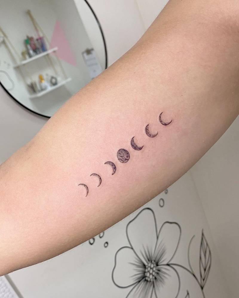 5 ideias de títulos:
1. Tatuagem de Lua: Desvendando os Significados por Trás de Cada Fase
2. Sol e Lua: O Equilíbrio Perfeito em Tatuagens de Dualidade
3. Lua Tríplice: O Poder da Deusa e o Ciclo Feminino na Pele
4. Tatuagens de Lua e Mar: Serenidade e Liberdade Gravadas
5. Tatuagem de Lua Nova: Simbolizando Novos Começos e Potencial