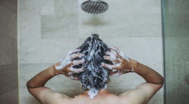 água morna ou fria para lavar cabelo