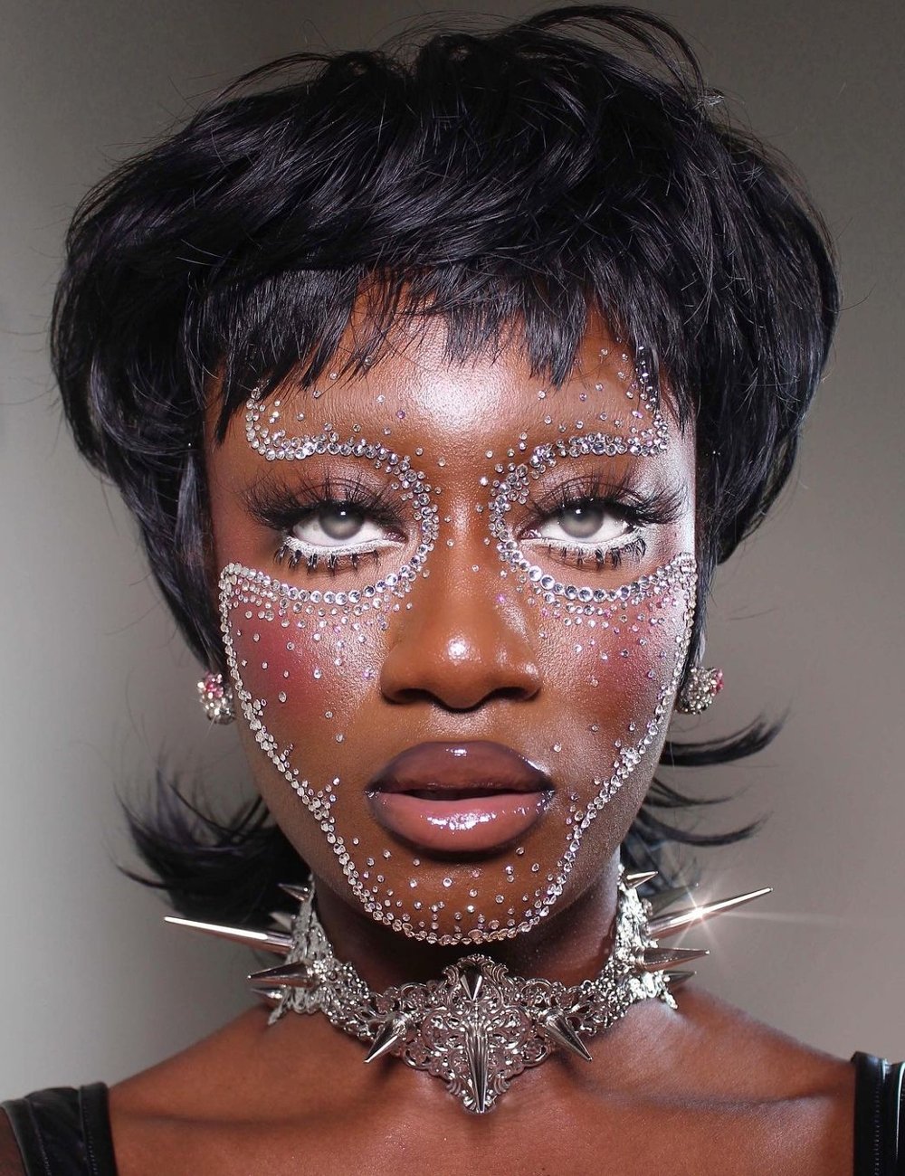 erros comuns maquiagem carnaval pedrarias