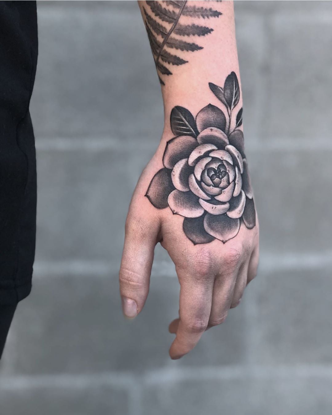 ideias tatuagem flor pequena mao feminina