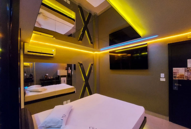 Vantagens e desvantagens do espelho de acrílico no teto