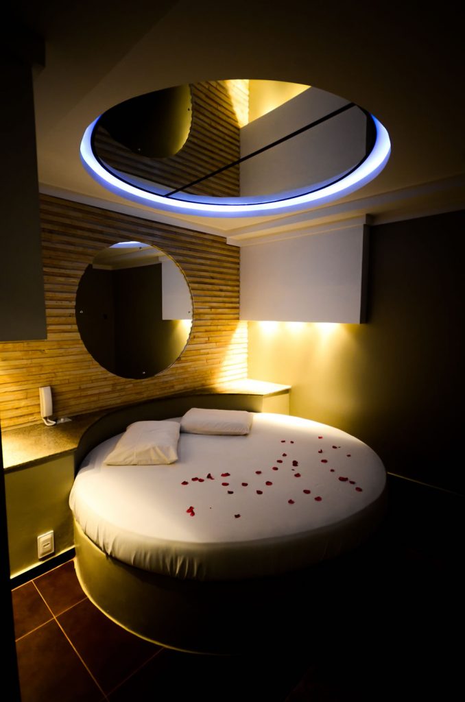 Inspirações de quartos com espelho no teto para casais