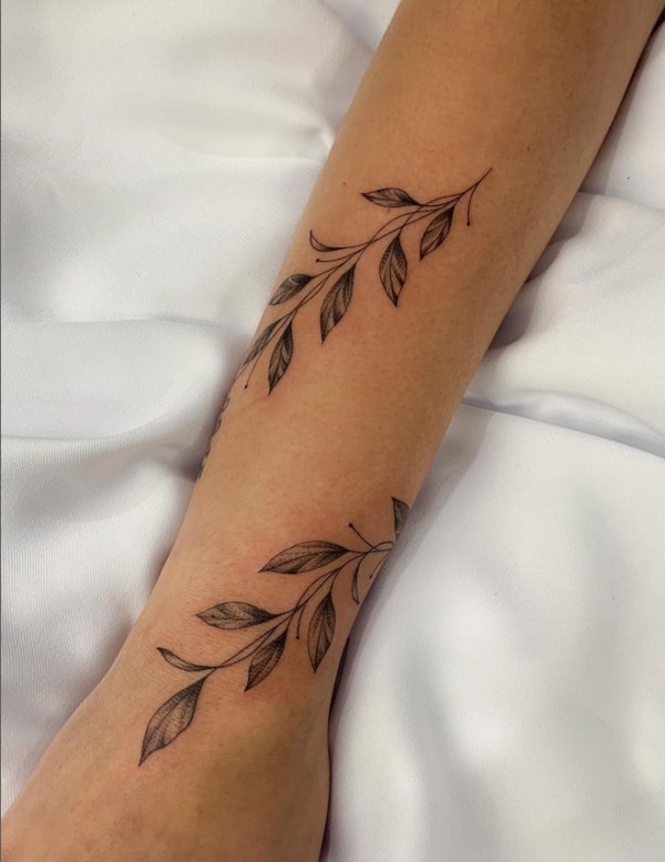 tatuagem ramo de flor feminina
