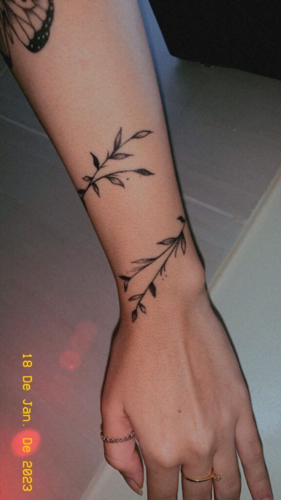 tatuagem ramo de flor rosa