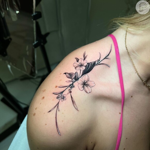 tatuagem ramo de flor lavanda
