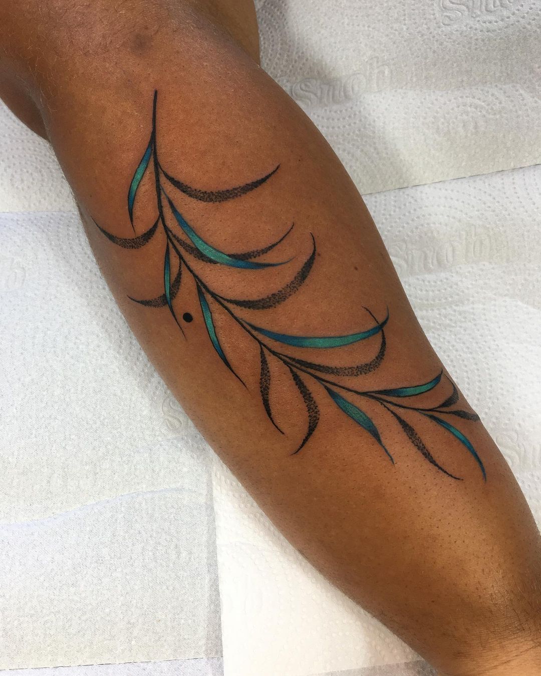 tatuagem ramo preto e cinza