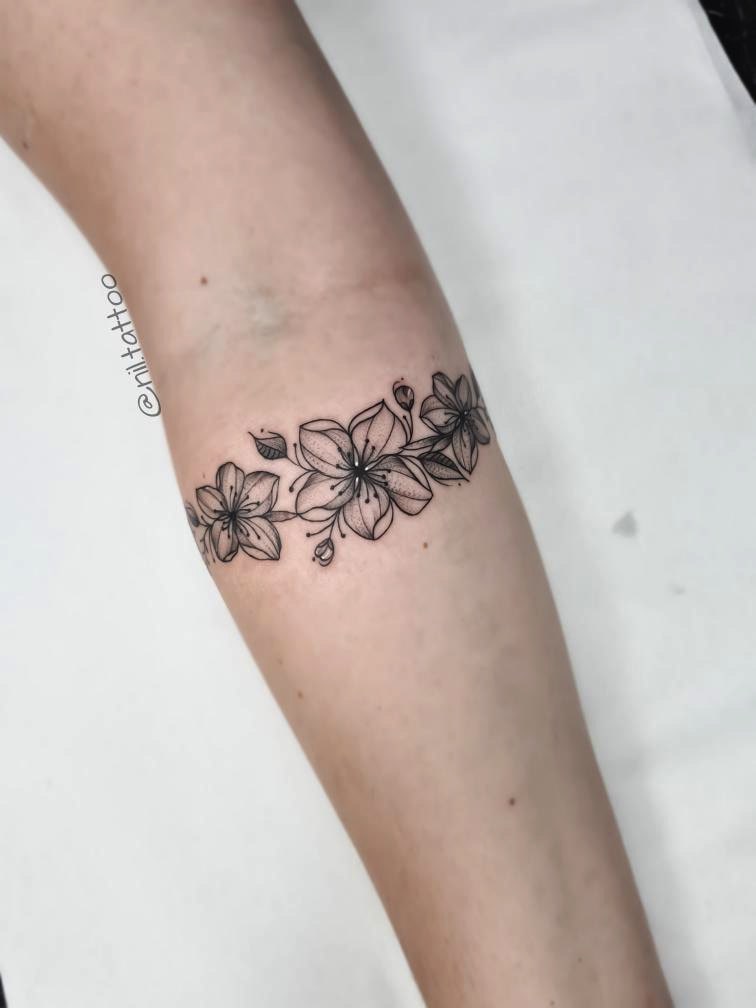 tatuagem ramo de flor minimalista
