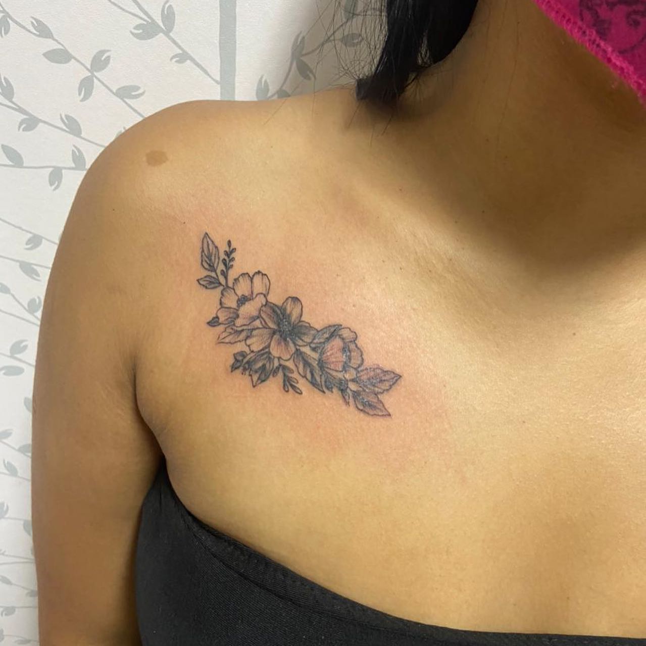 tatuagem ramo de flor pulso