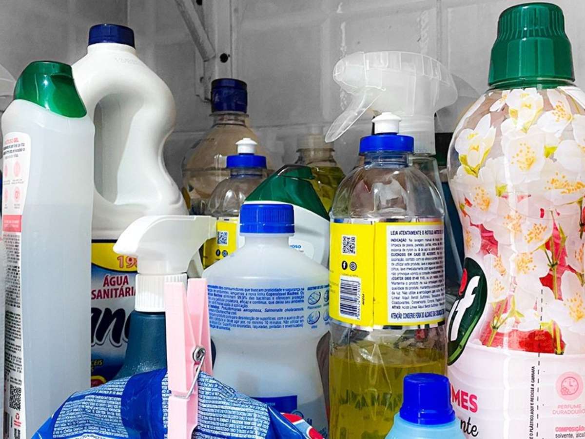 5 ideias de títulos:
1. Bicarbonato de Sódio: O Aliado Secreto da Sua Limpeza Doméstica
2. 4 Receitas Infalíveis de Limpeza com Bicarbonato de Sódio
3. Desencardindo a Casa: O Poder do Bicarbonato de Sódio
4. Limpeza Sustentável: Dicas Práticas com Bicarbonato de Sódio
5. Adeus Gordura e Mofo: Receitas Caseiras com Bicarbonato de Sódio