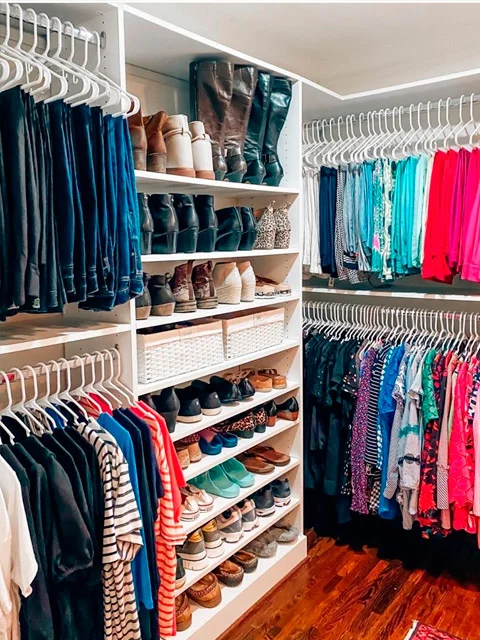 5 ideias de títulos:
1. Guia Completo: Renove Seu Guarda-Roupa em 4 Passos Simples
2. Desapego Estratégico: Como Liberar Espaço e Estilo no Seu Armário
3. Organização Inteligente: Transforme Seu Guarda-Roupa em um Espaço Funcional
4. DIY Guarda-Roupa: Reformas Criativas e Econômicas para Seus Móveis
5. Moda Circular e Compras Conscientes: Renove Seu Estilo com Sustentabilidade