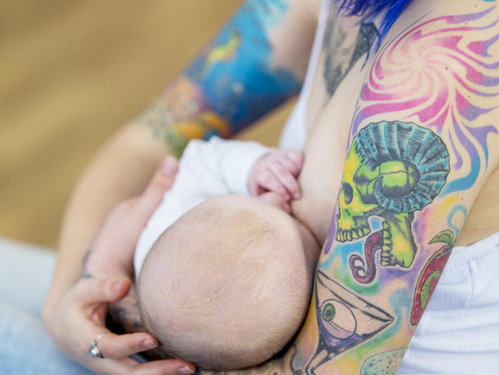 tatuagens seguras para mães amamentando