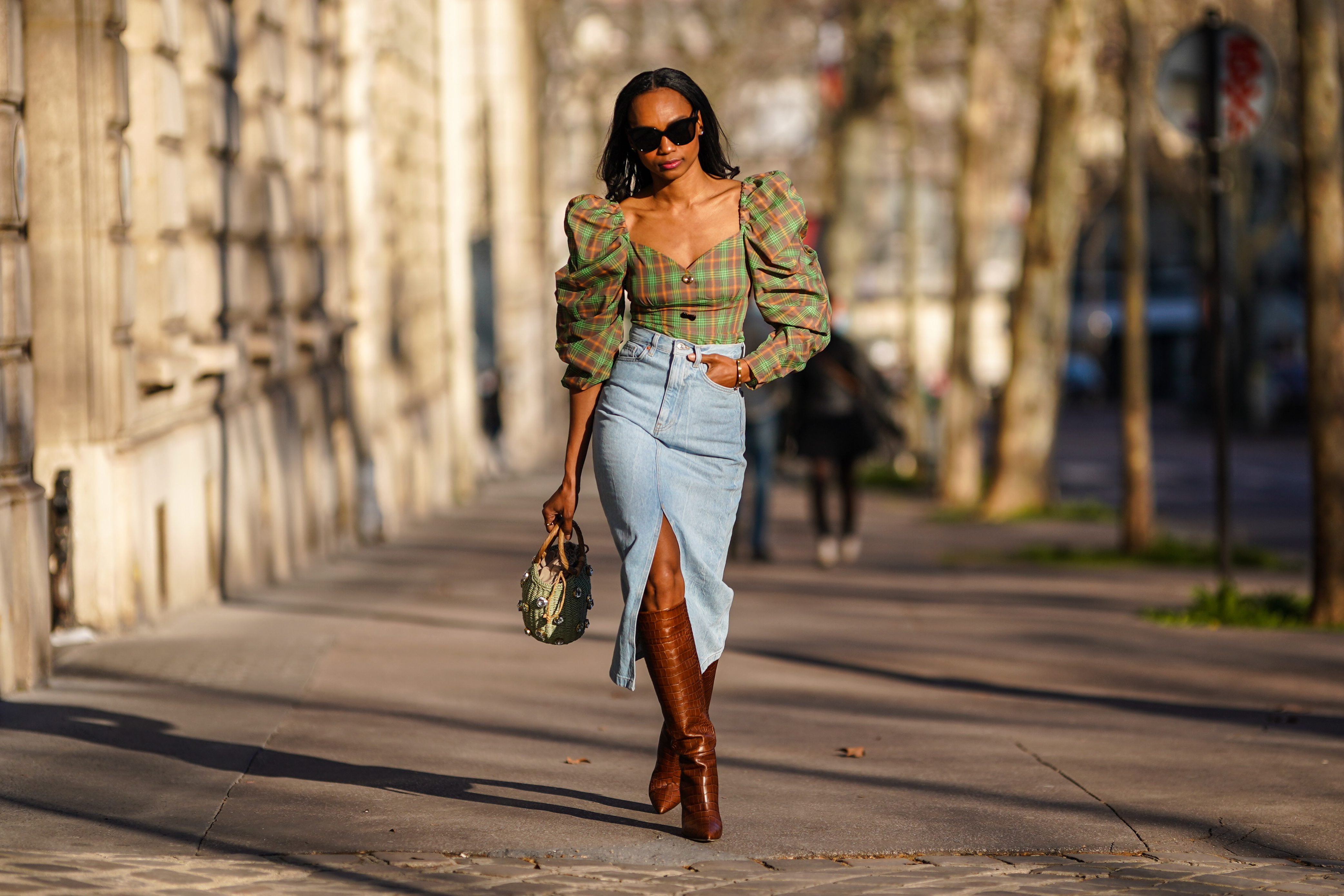 saia midi jeans