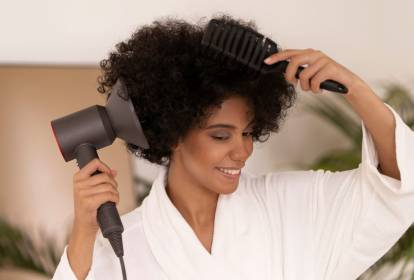 Rotina de Cuidados para Cabelos Cacheados: Integrando o Plopping