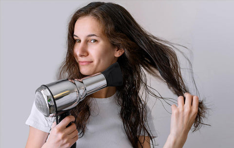 Como Acelerar a Secagem do Cabelo Cacheado Após o Plopping