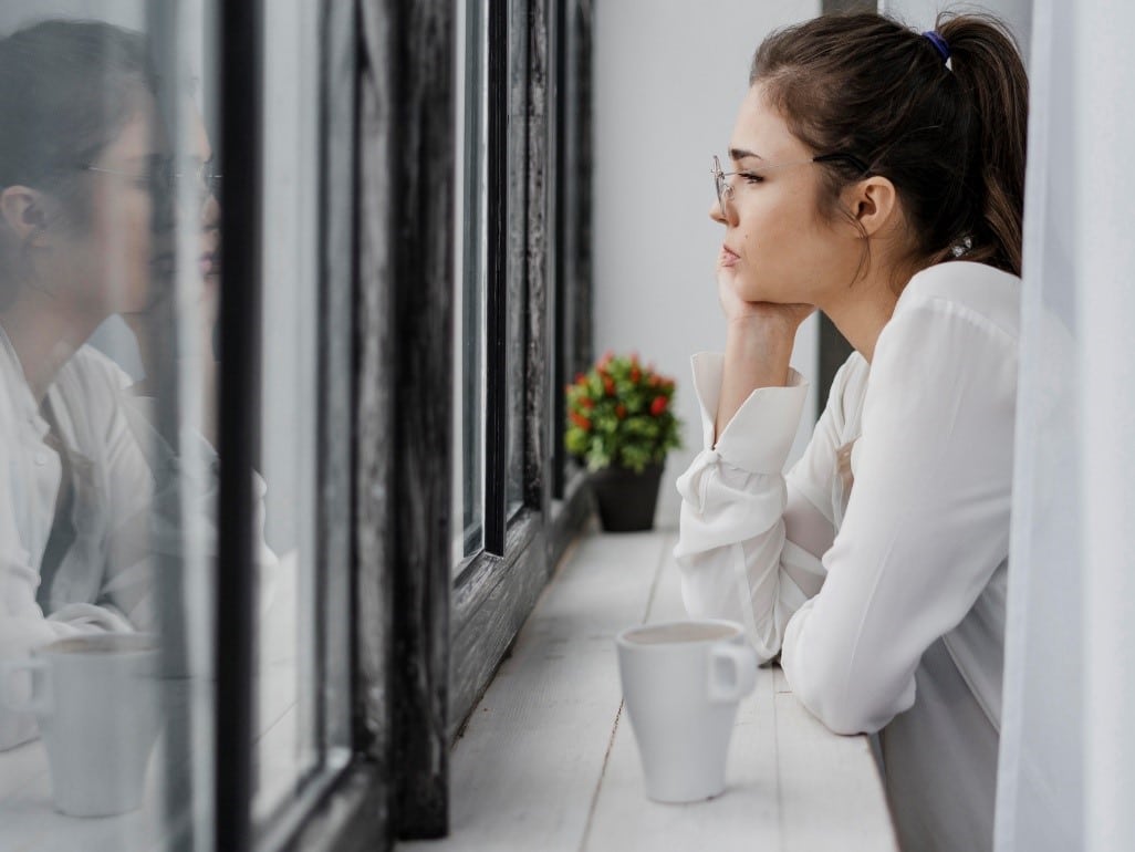 5 ideias de títulos:
1. Solidão Acompanhada: Entendendo a Dor de Estar Só em Meio à Multidão.
2. As Causas da Solidão Emocional e Como Superá-la.
3. Solitude vs. Solidão: Qual a Diferença e Como Encontrar o Equilíbrio?
4. Estratégias Práticas para Construir Conexões Mais Profundas.
5. Terapia e Autoconhecimento: Caminhos para Curar a Solidão Acompanhada.