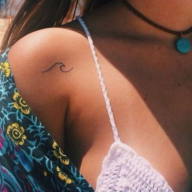 Tatuagem de Onda Minimalista: Ideias e Significados