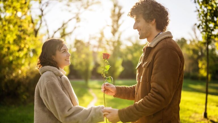 5 ideias de títulos:
1. Decifrando a Linguagem Corporal: Sinais Inconfundíveis de Interesse
2. Além das Palavras: Como o Comportamento Revela Paquera
3. Sinais de Atração: O Que o Corpo Diz Quando Há Interesse?
4. Paquera Sutil: Identificando Sinais de Interesse no Dia a Dia
5. De Gentileza a Interesse: Como Distinguir os Sinais de Paquera