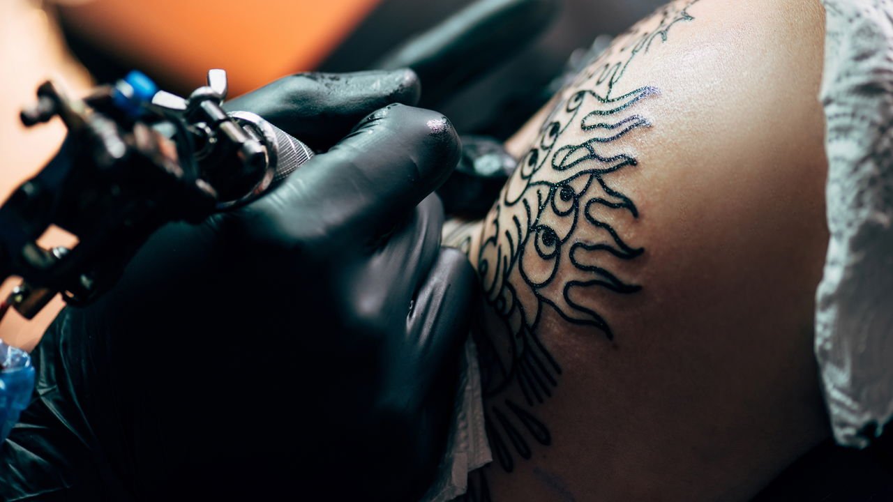 5 ideias de títulos:
1. Sonhar com Tatuagem: Desvendando os Significados Ocultos
2. A Tatuagem no Mundo dos Sonhos: O Que Ela Revela Sobre Você?
3. Sonhos com Tatuagem: Mudança