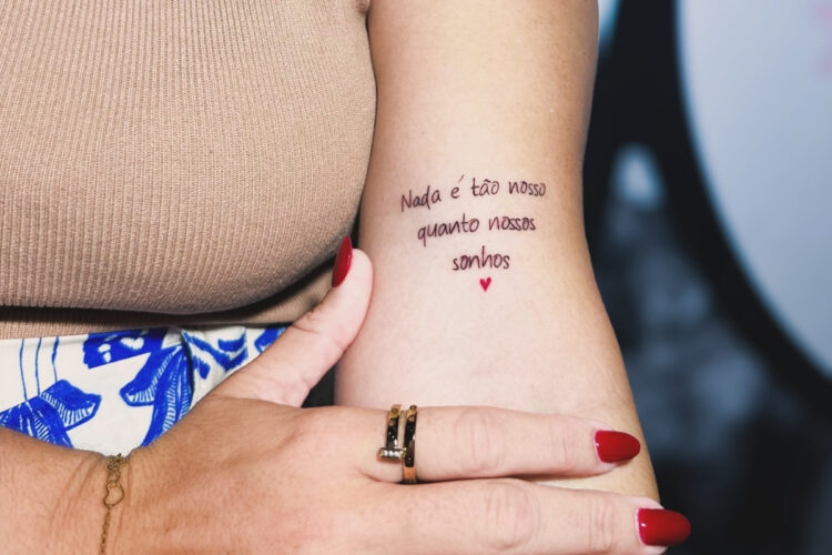 sonhar que apaga tatuagem do braço